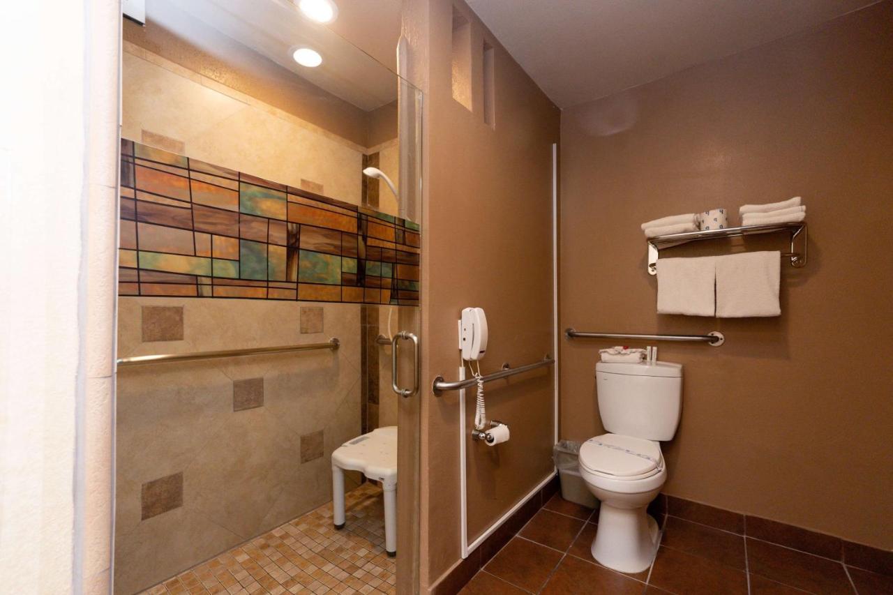 King Room - Mobility and Hearing Impaired Access/Non-Smoking at Super 8 by Wyndham Anaheim/Disneyland Drive