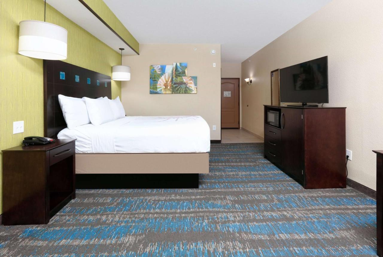 Deluxe King Room at La Quinta Inn & Suites by Wyndham Dallas Grand Prairie South