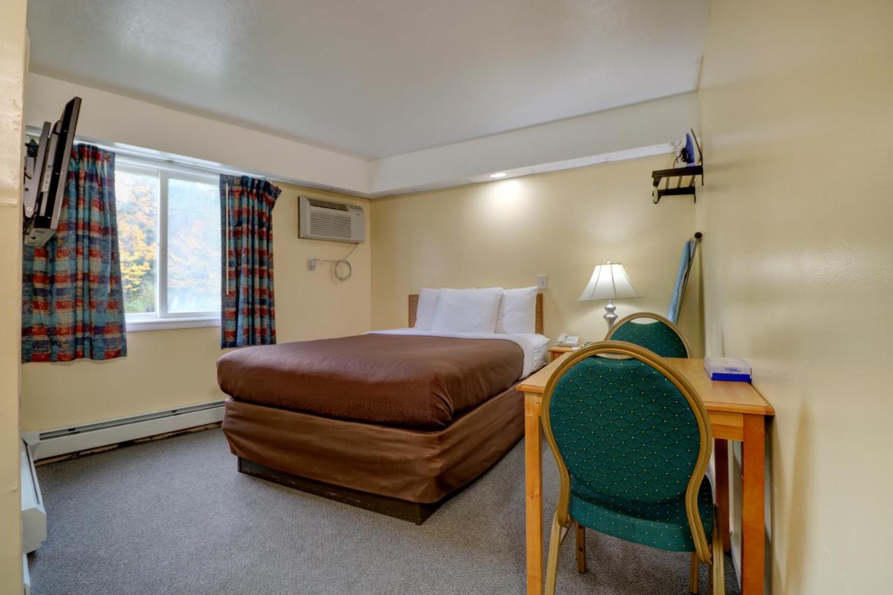 Queen Room at Classic Inn San Marcos, TX