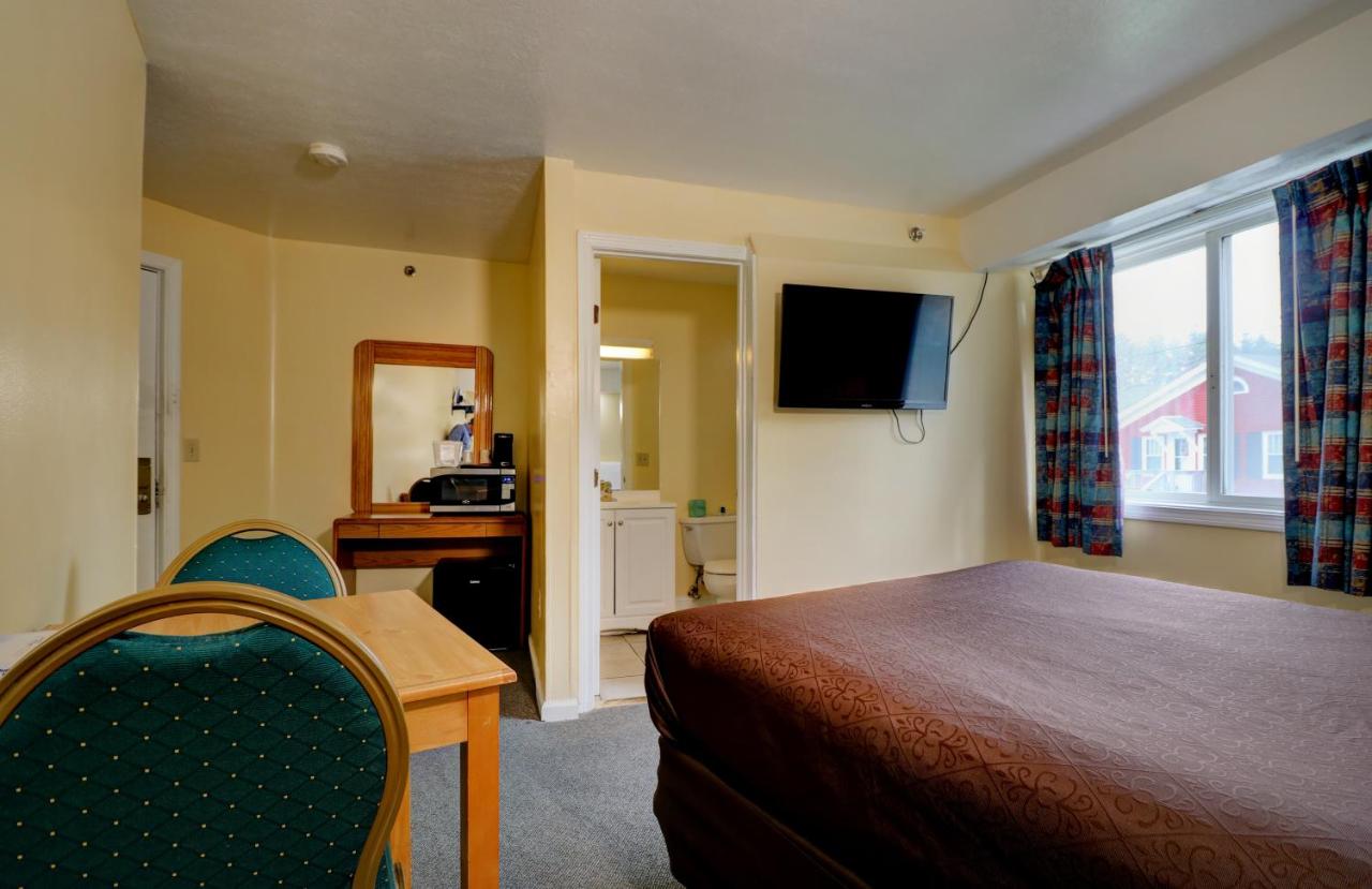 Queen Room at Classic Inn San Marcos, TX