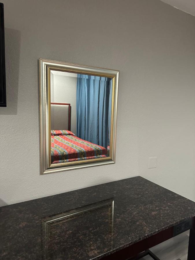 | ROYAL MOTEL TRACY