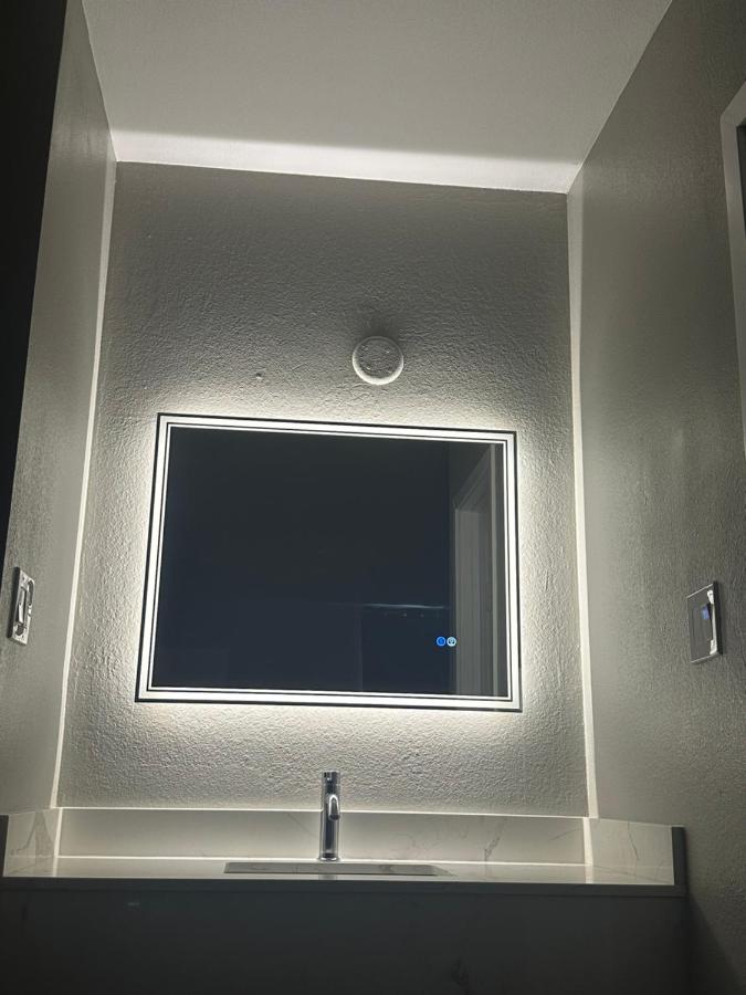 | ROYAL MOTEL TRACY