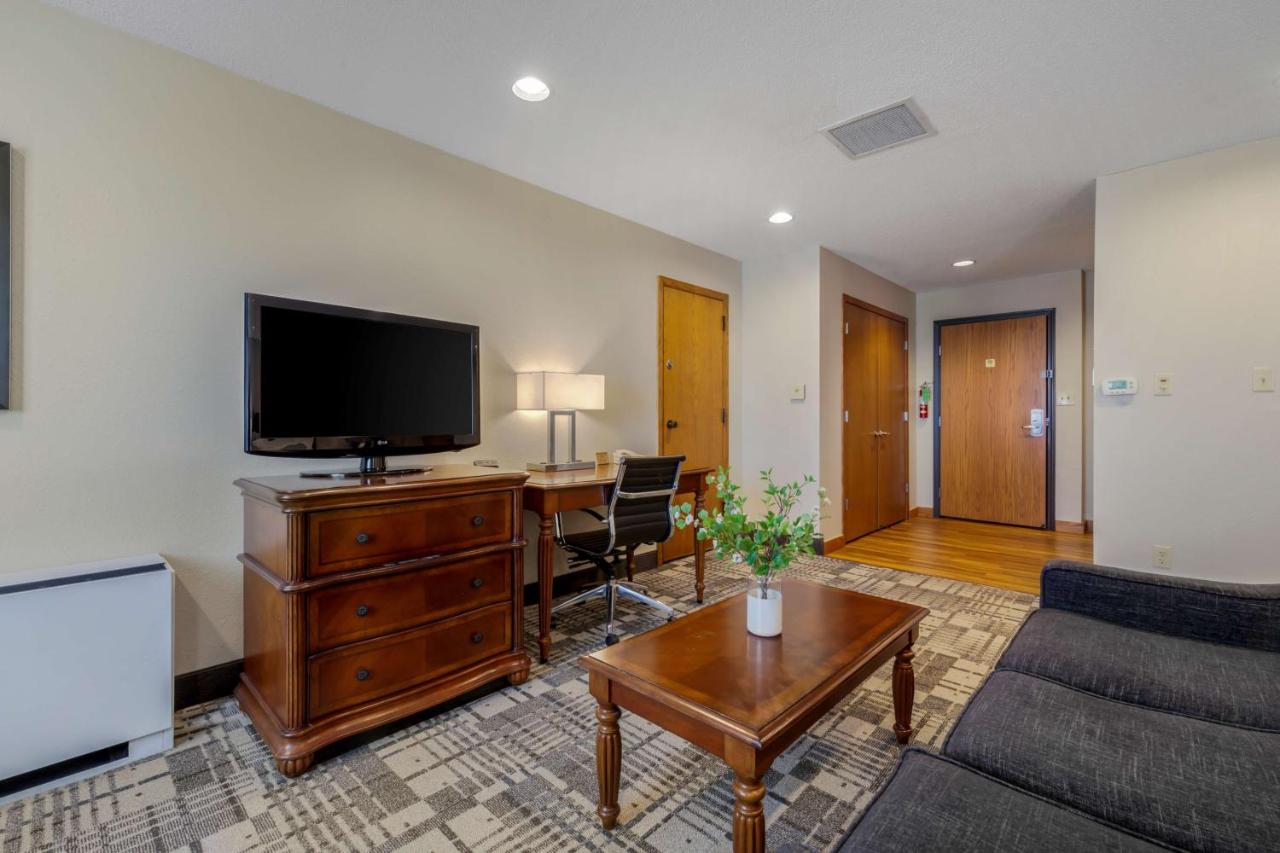 King Room with Kitchenette at Best Western Plus Dubuque Hotel & Conference Center