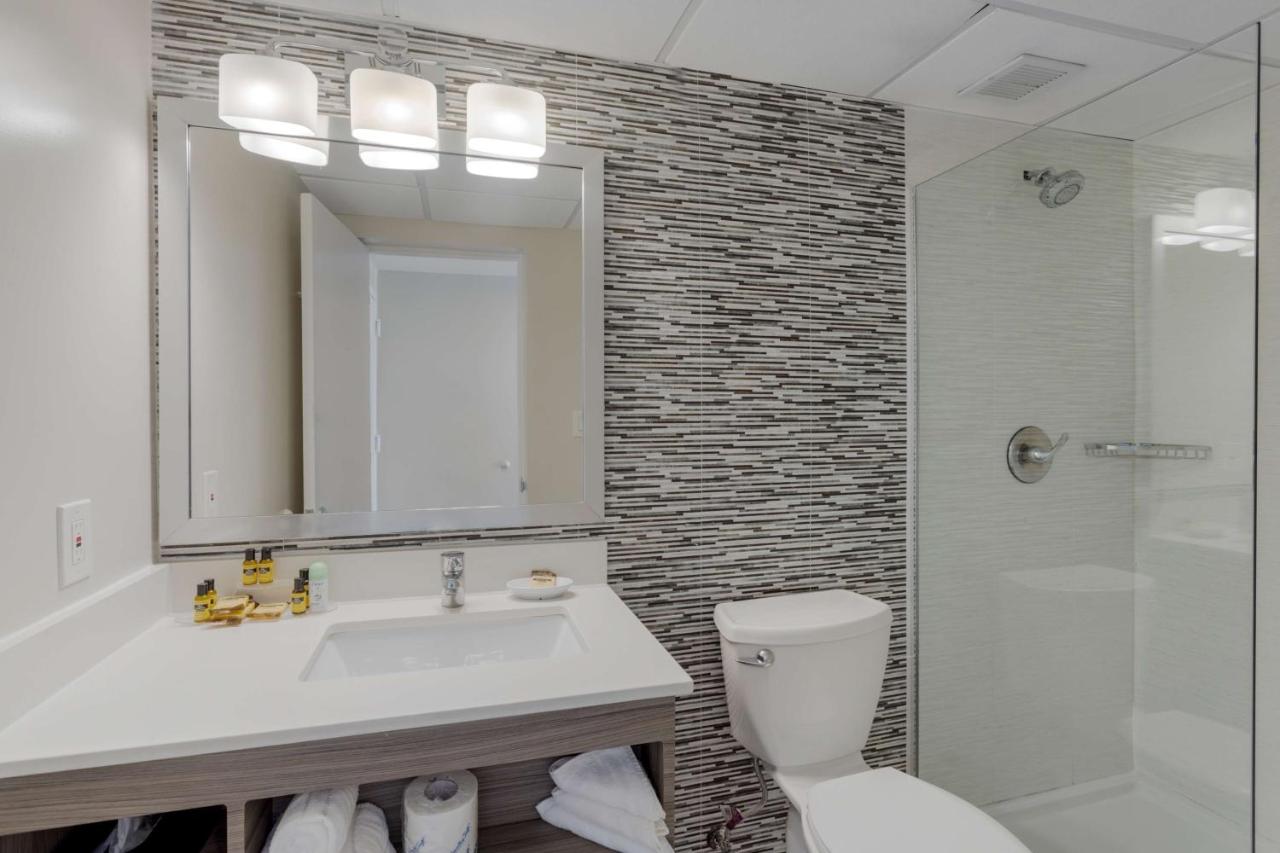 King Room with Roll-In Shower - Disability Access at Best Western Plus Brooklyn Bay Hotel