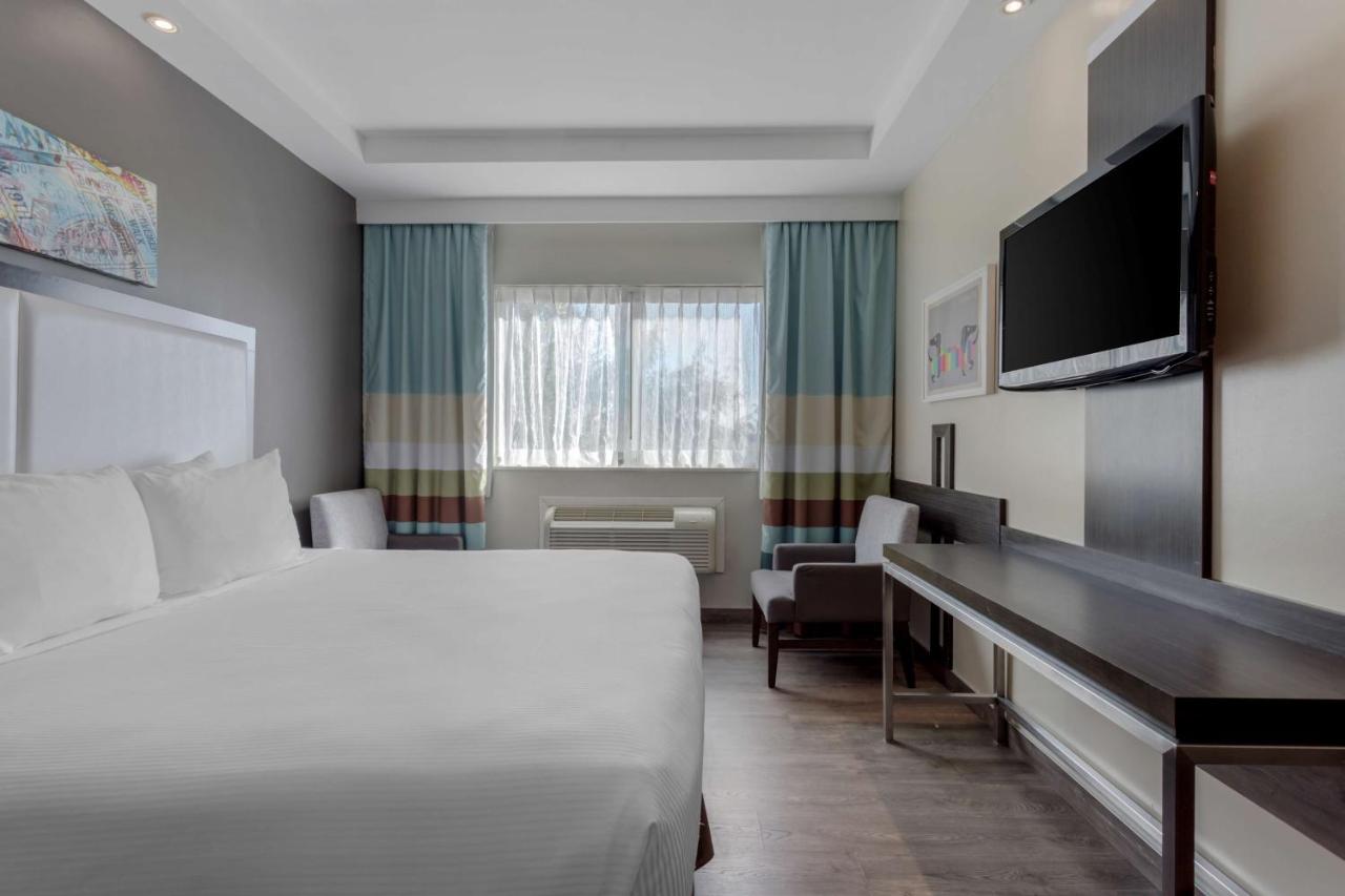 King Room with Roll-In Shower - Disability Access at Best Western Plus Brooklyn Bay Hotel