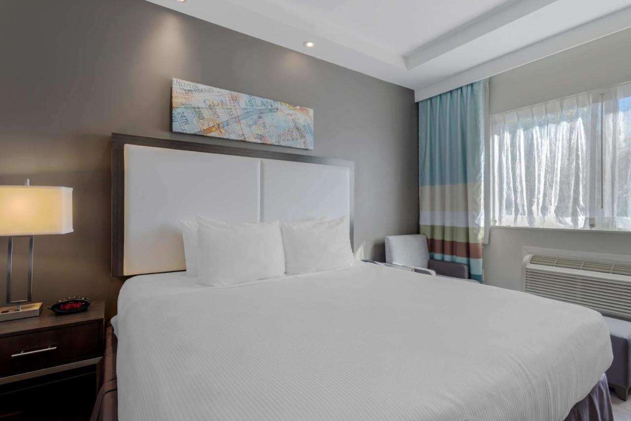 King Room with Roll-In Shower - Disability Access at Best Western Plus Brooklyn Bay Hotel