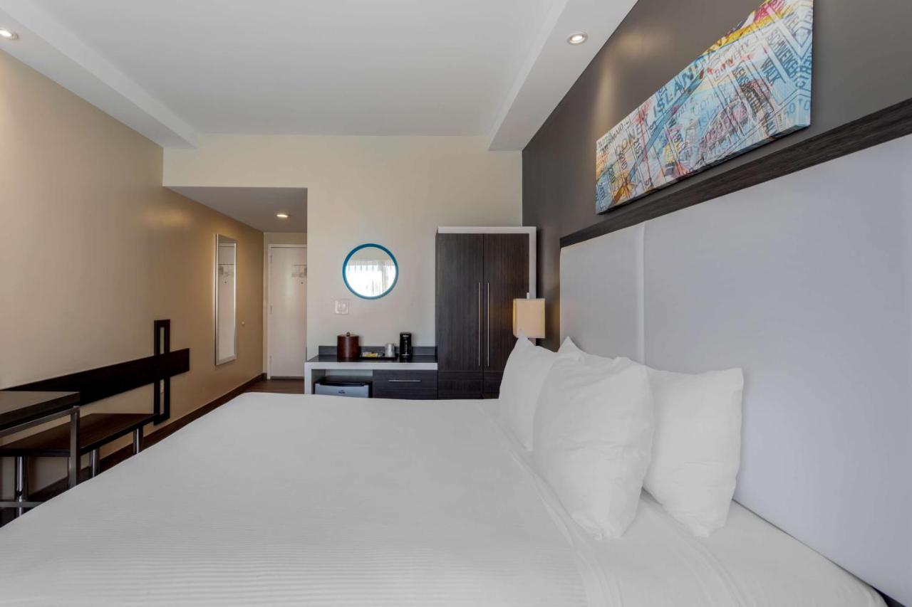 King Room with Roll-In Shower - Disability Access at Best Western Plus Brooklyn Bay Hotel