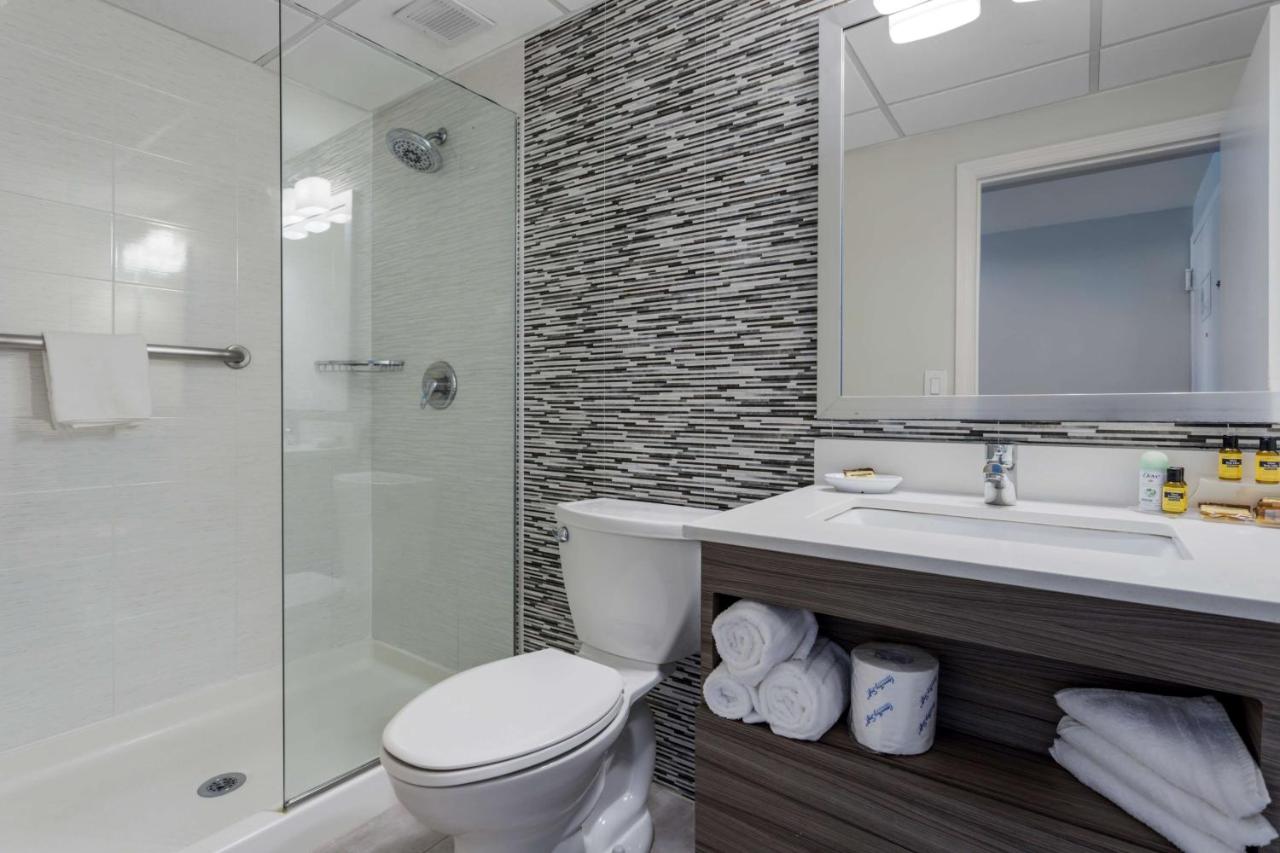 King Room with Roll-In Shower - Disability Access at Best Western Plus Brooklyn Bay Hotel