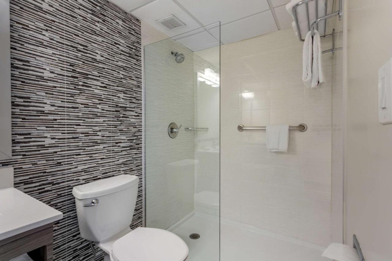 King Room with Roll-In Shower - Disability Access at Best Western Plus Brooklyn Bay Hotel