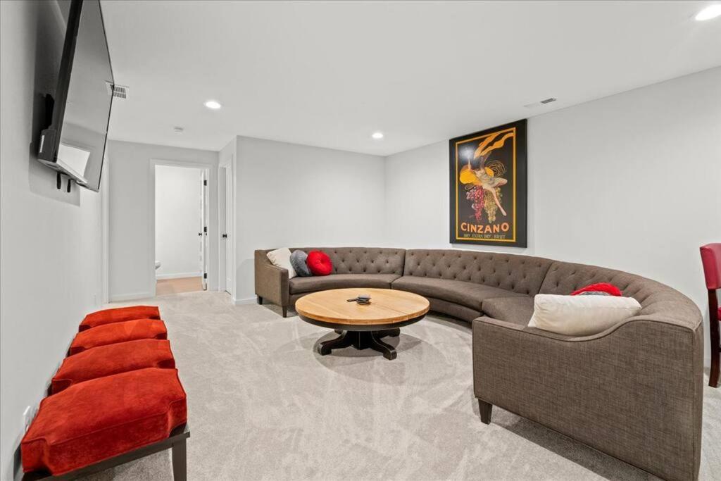  | 4BD/3.5BA Modern Farmhouse - Blocks To Downtown CF!