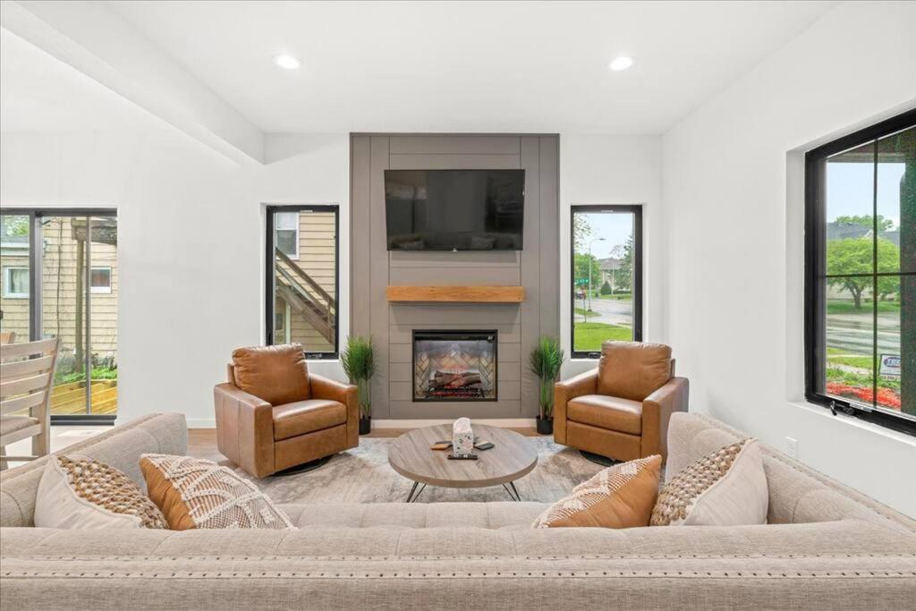  | 4BD/3.5BA Modern Farmhouse - Blocks To Downtown CF!