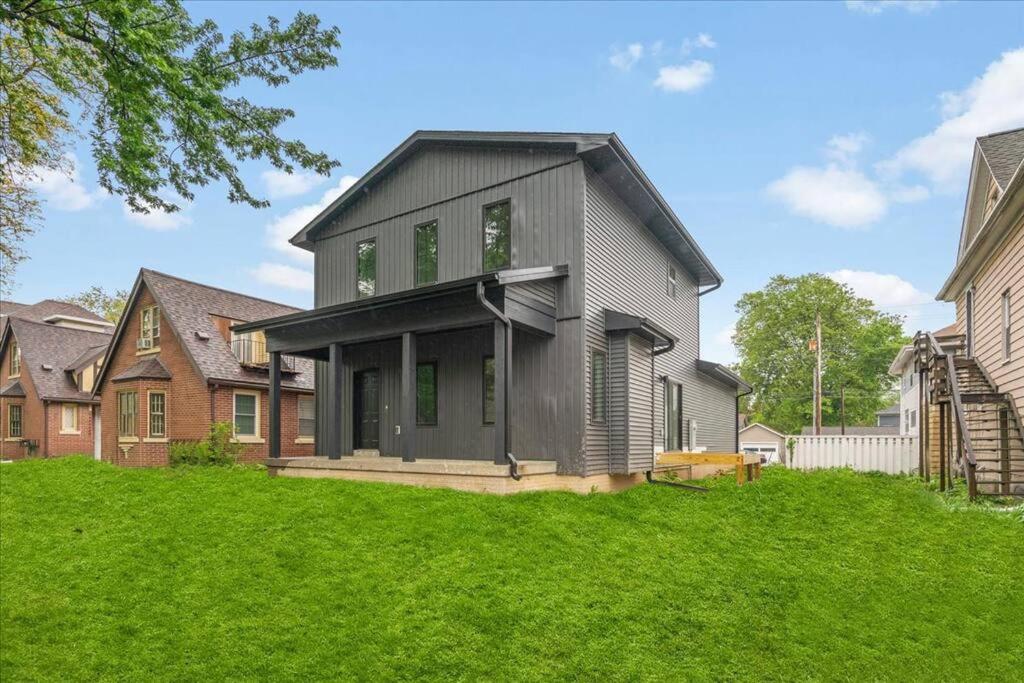  | 4BD/3.5BA Modern Farmhouse - Blocks To Downtown CF!