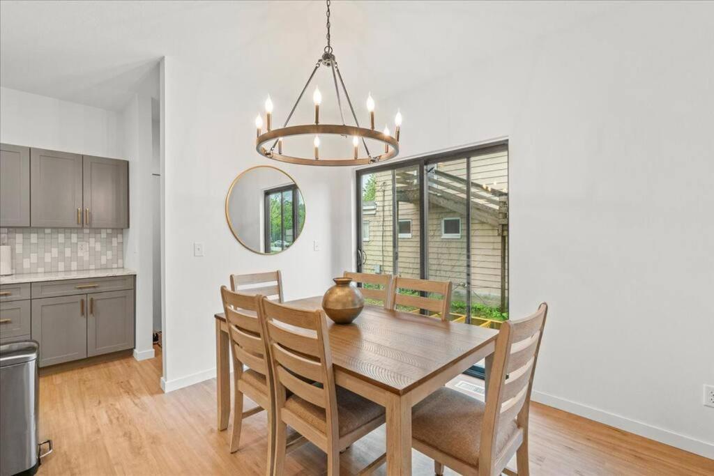  | 4BD/3.5BA Modern Farmhouse - Blocks To Downtown CF!