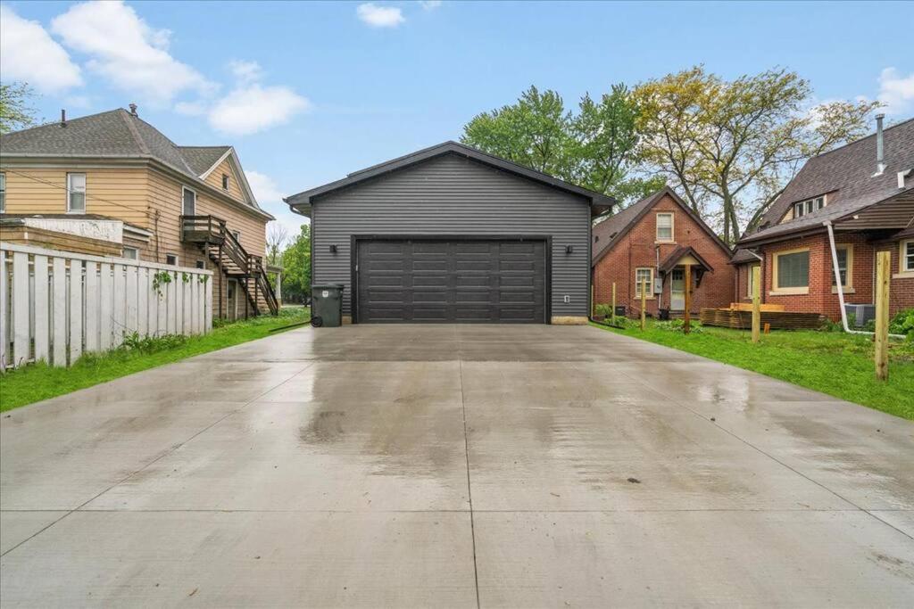  | 4BD/3.5BA Modern Farmhouse - Blocks To Downtown CF!