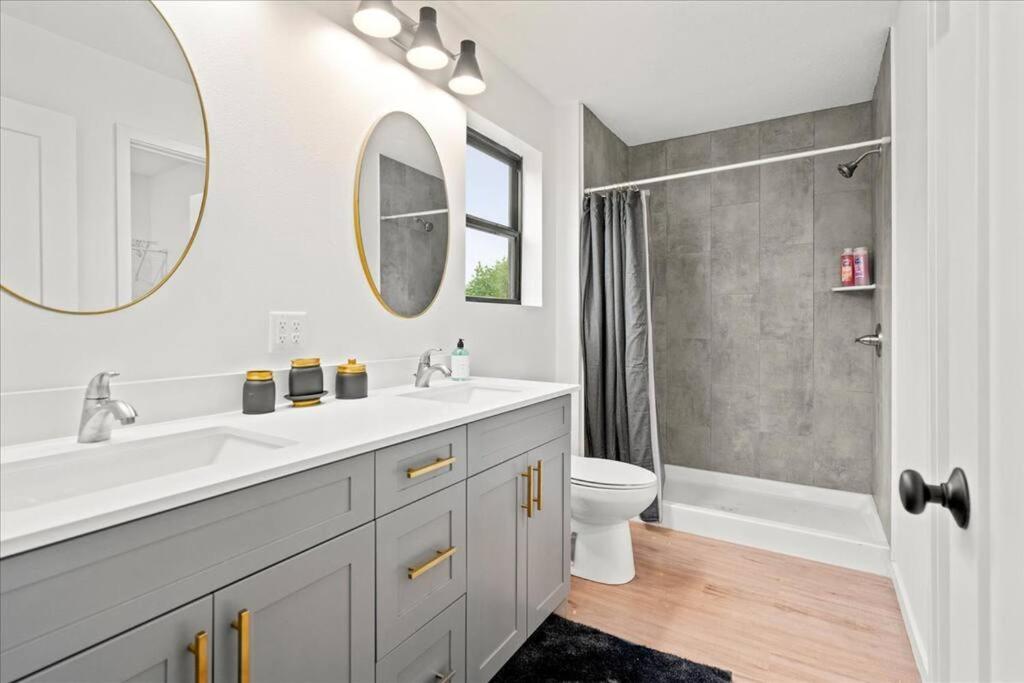  | 4BD/3.5BA Modern Farmhouse - Blocks To Downtown CF!