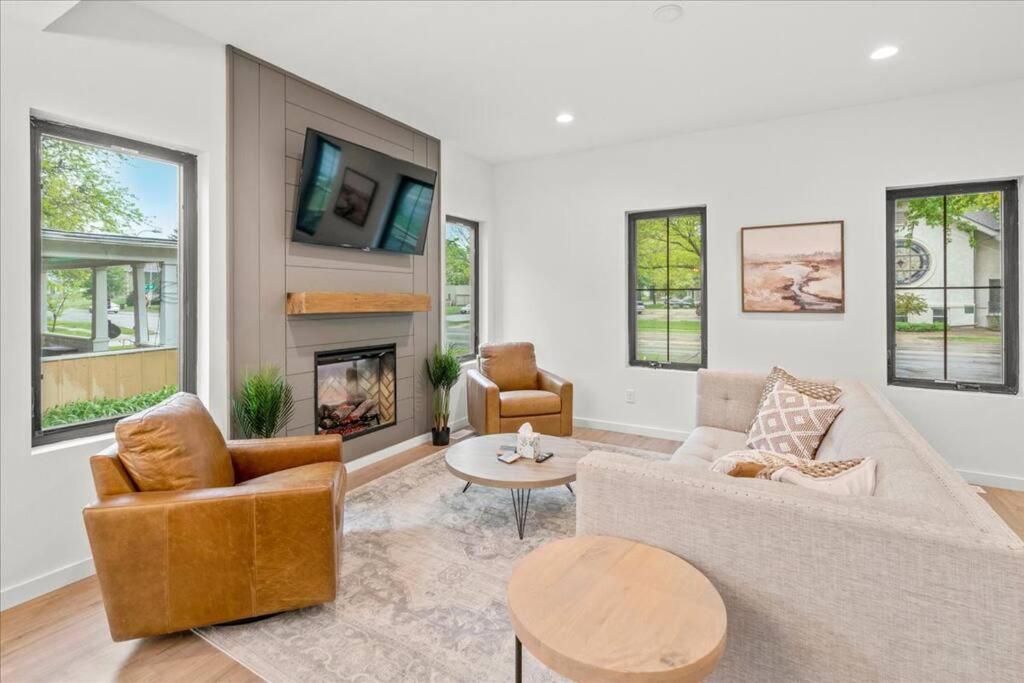  | 4BD/3.5BA Modern Farmhouse - Blocks To Downtown CF!