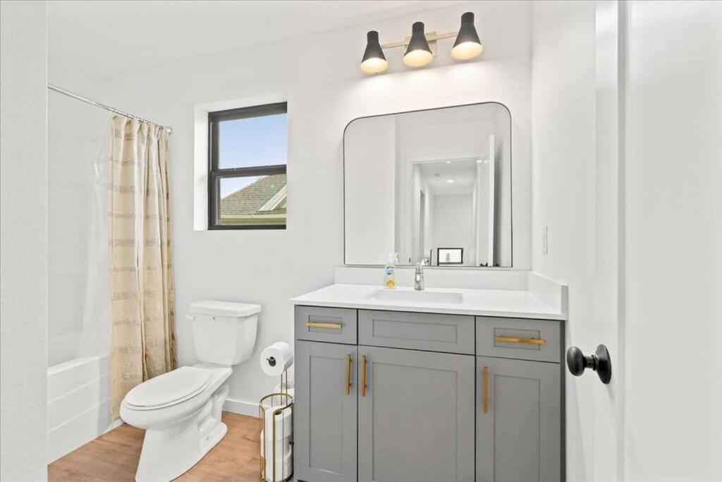  | 4BD/3.5BA Modern Farmhouse - Blocks To Downtown CF!