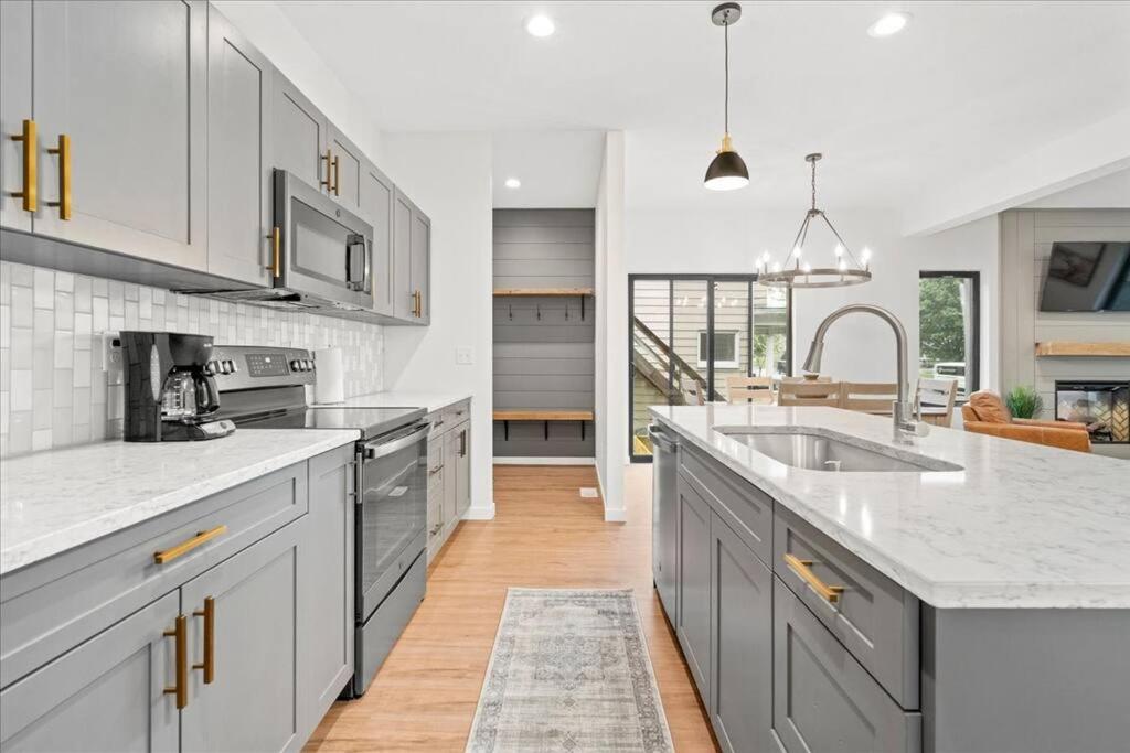  | 4BD/3.5BA Modern Farmhouse - Blocks To Downtown CF!
