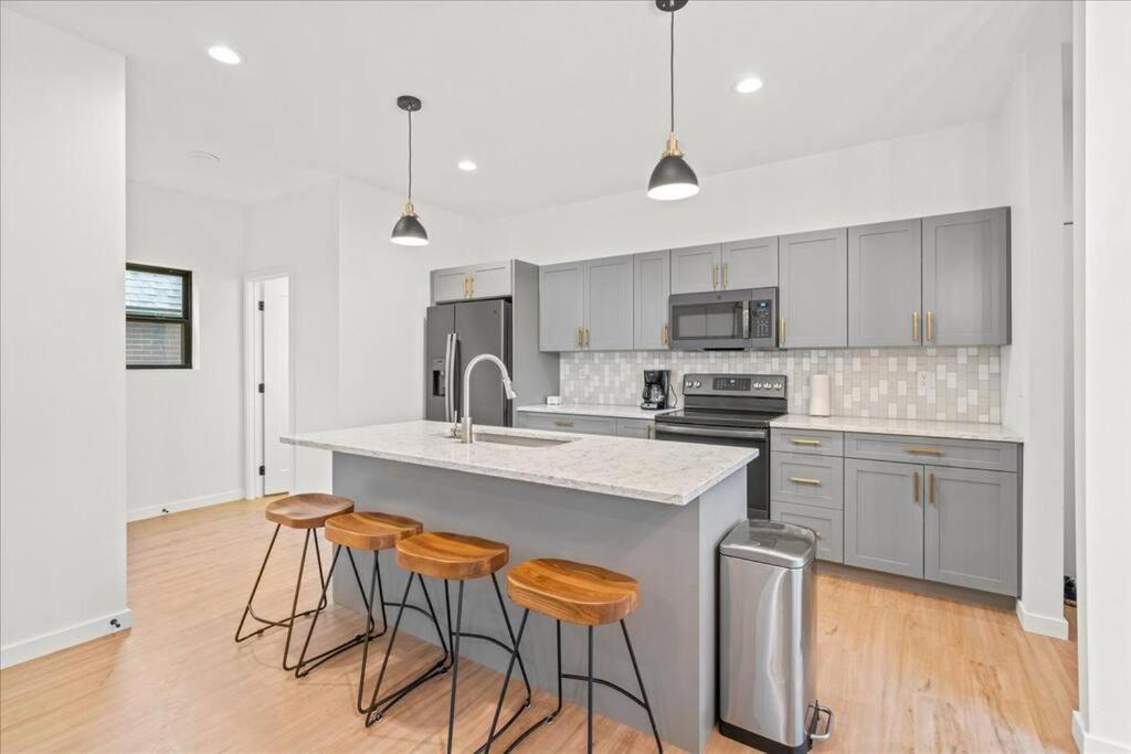  | 4BD/3.5BA Modern Farmhouse - Blocks To Downtown CF!