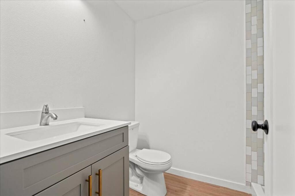  | 4BD/3.5BA Modern Farmhouse - Blocks To Downtown CF!