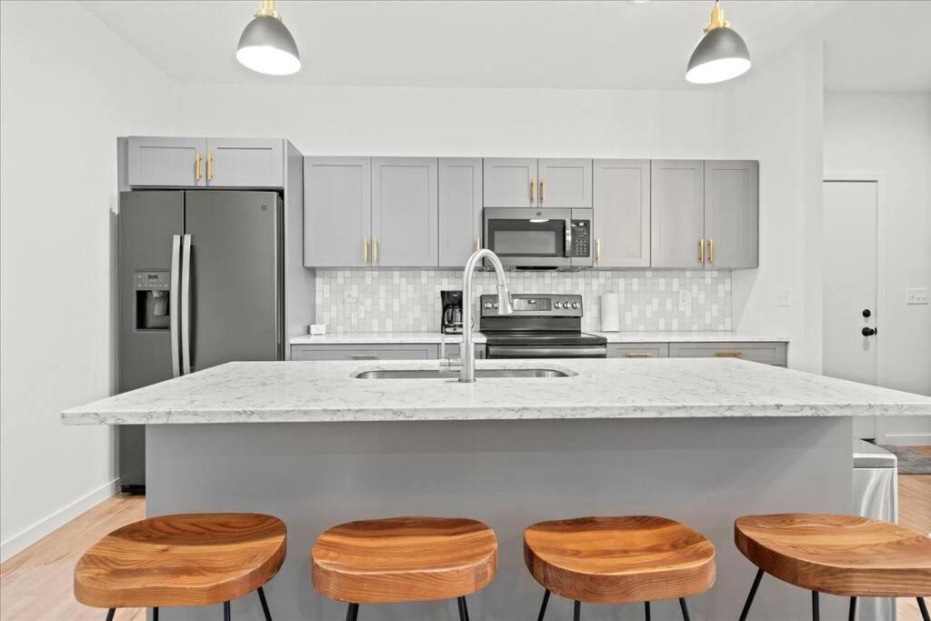  | 4BD/3.5BA Modern Farmhouse - Blocks To Downtown CF!