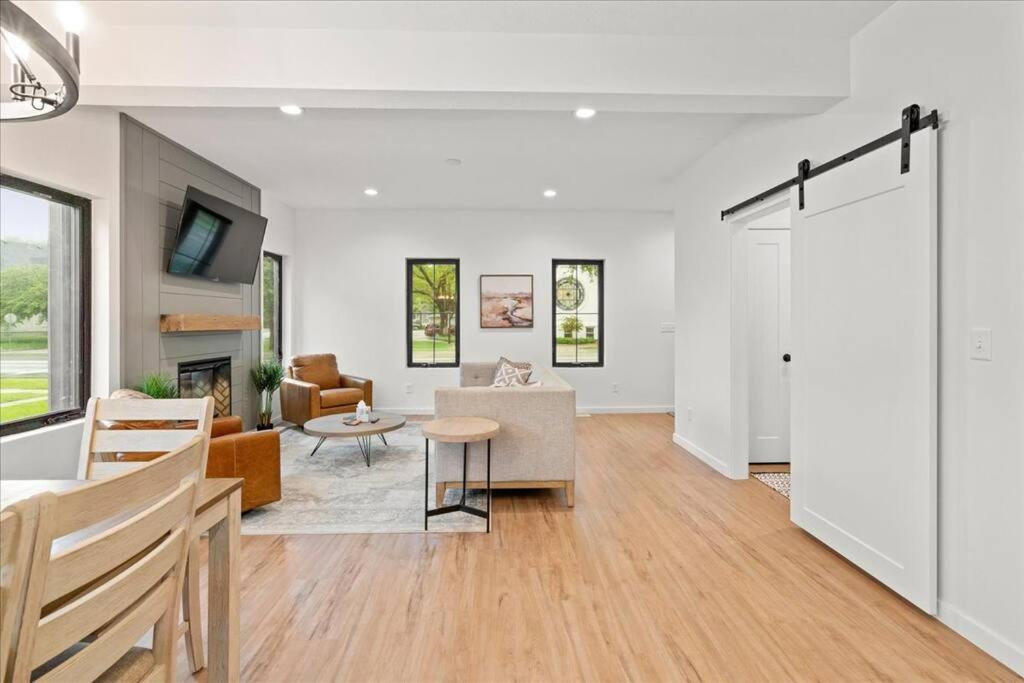  | 4BD/3.5BA Modern Farmhouse - Blocks To Downtown CF!