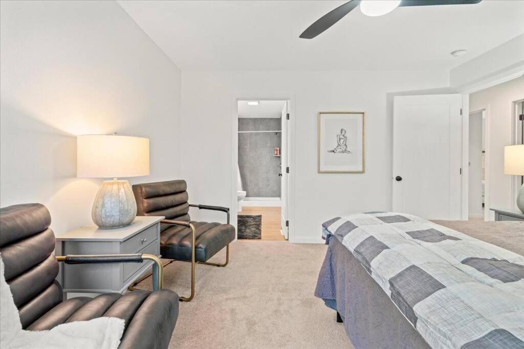  | 4BD/3.5BA Modern Farmhouse - Blocks To Downtown CF!