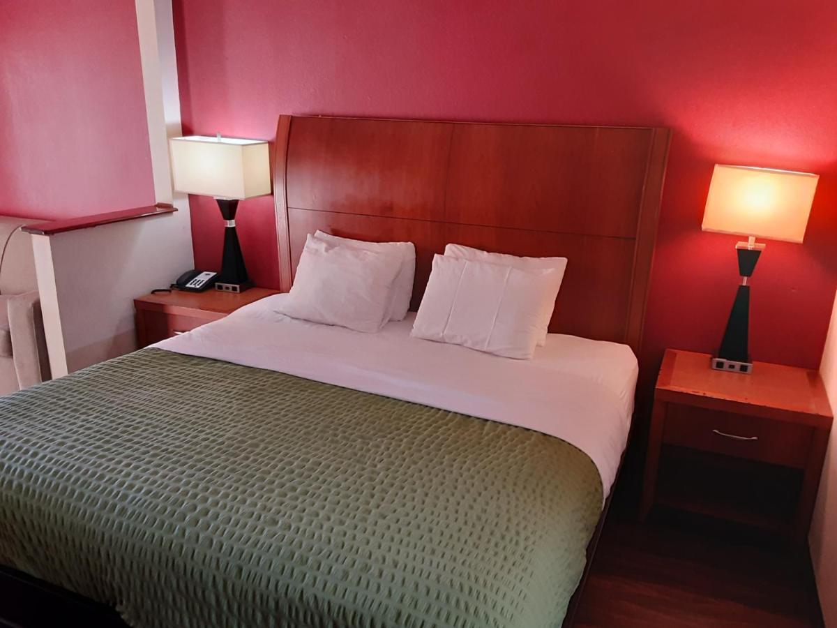 King Room - Smoking at Econo Lodge Inn & Suites Griffin North