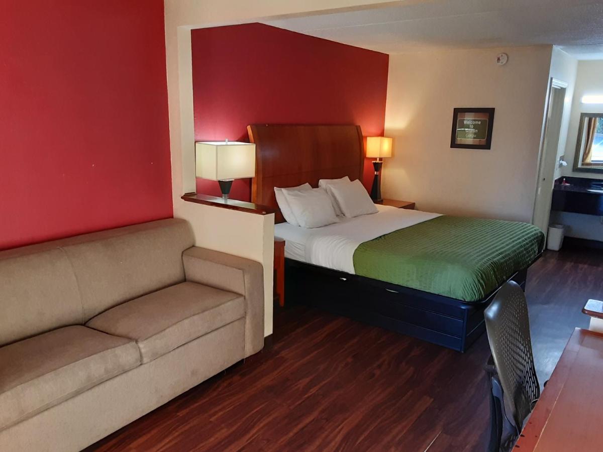 King Room - Smoking at Econo Lodge Inn & Suites Griffin North