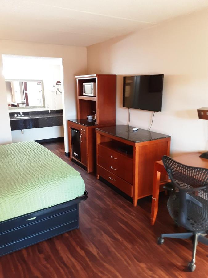 King Room - Smoking at Econo Lodge Inn & Suites Griffin North