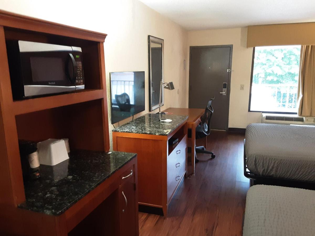 Queen Room with Two Queen Beds - Non-Smoking at Econo Lodge Inn & Suites Griffin North