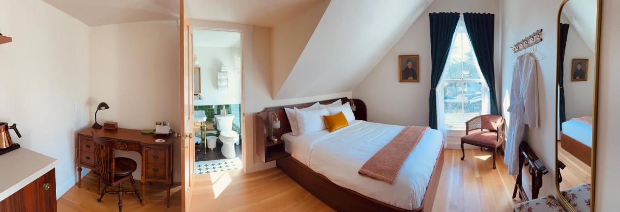 | Nicholson House at Beaujolais