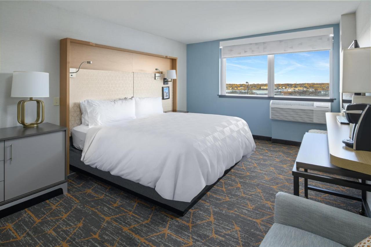 One Queen Bed Hear Access Roll In Shower - Non-Smoking at Holiday Inn Portland-By the Bay by IHG