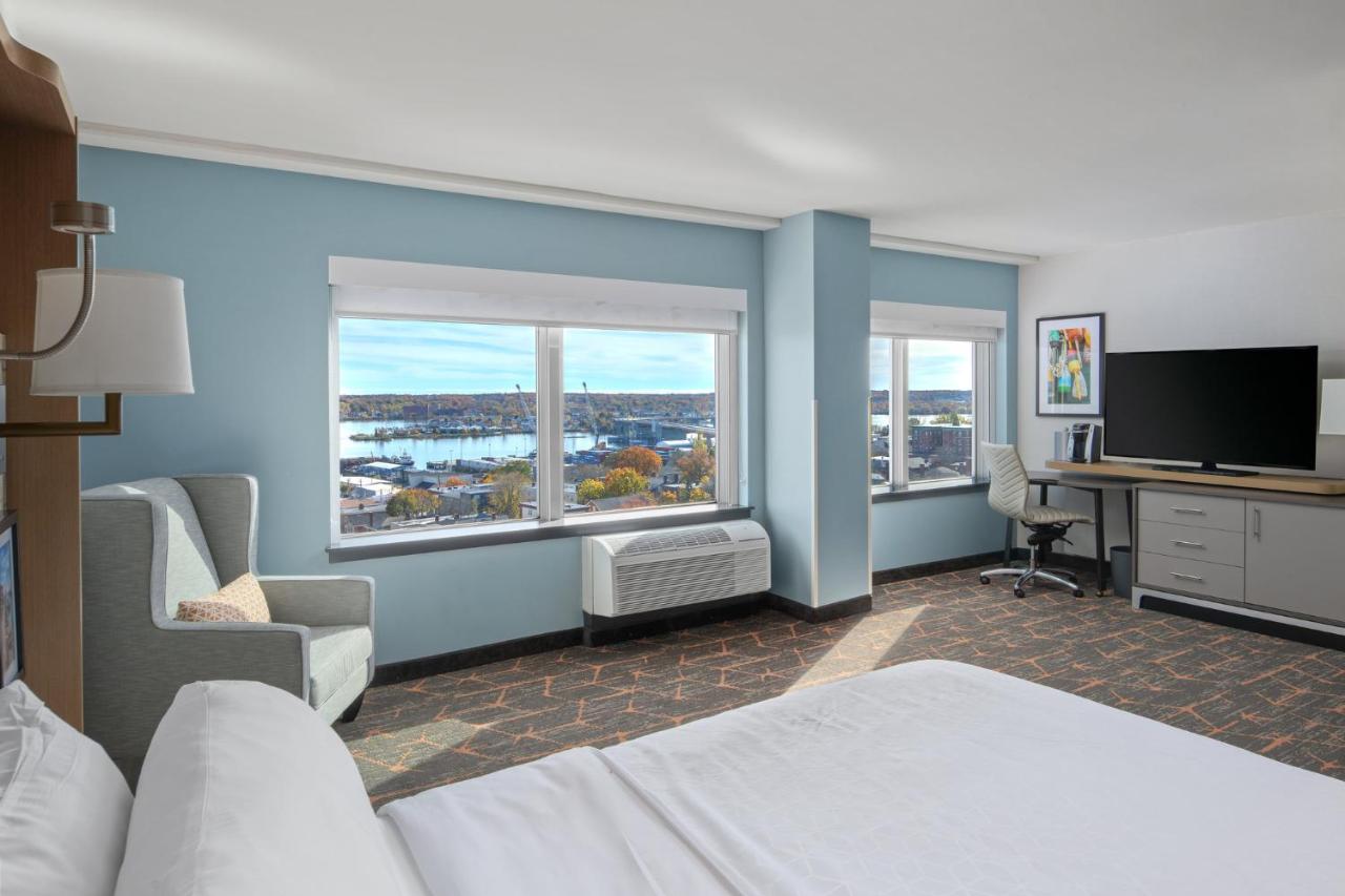 Premium Corner King Room with Bay View at Holiday Inn Portland-By the Bay by IHG