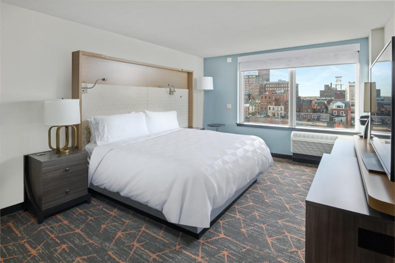 King Room - Mobility Access Tub - Non-Smoking at Holiday Inn Portland-By the Bay by IHG