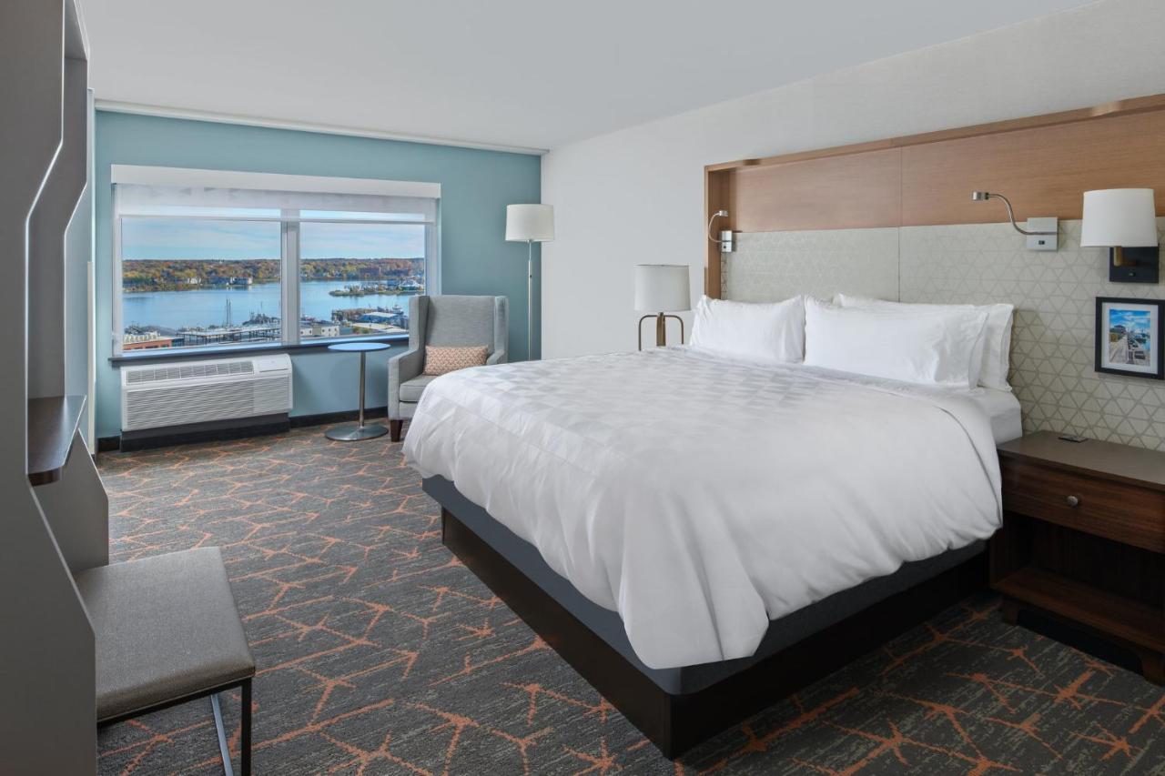 Premium Corner King Room with Bay View at Holiday Inn Portland-By the Bay by IHG
