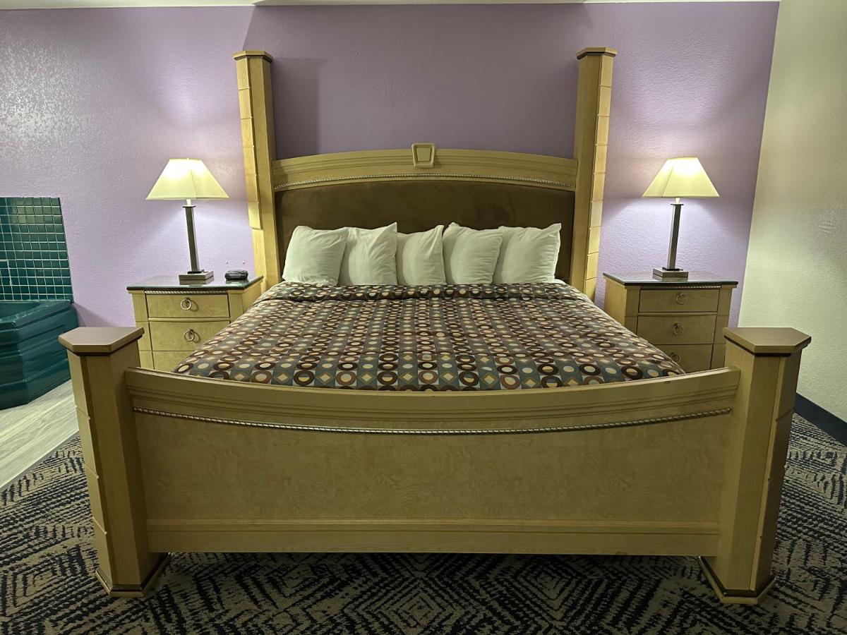 Deluxe King Suite - Non-Smoking at Baymont by Wyndham Omaha SW