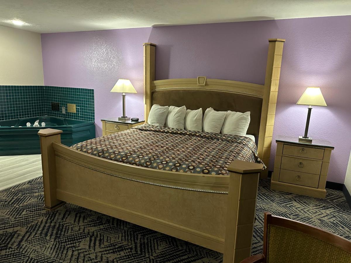 Deluxe King Suite - Non-Smoking at Baymont by Wyndham Omaha SW