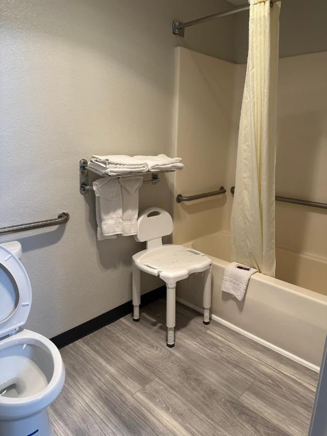 King Room with Bath Tub - Mobility Accessible/Non-Smoking at Baymont by Wyndham Omaha SW