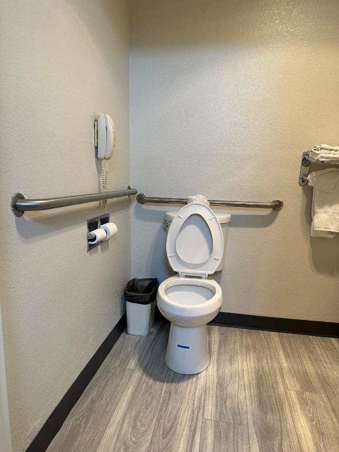 King Room with Bath Tub - Mobility Accessible/Non-Smoking at Baymont by Wyndham Omaha SW