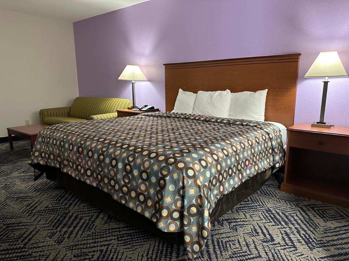 King Room - Non-Smoking at Baymont by Wyndham Omaha SW