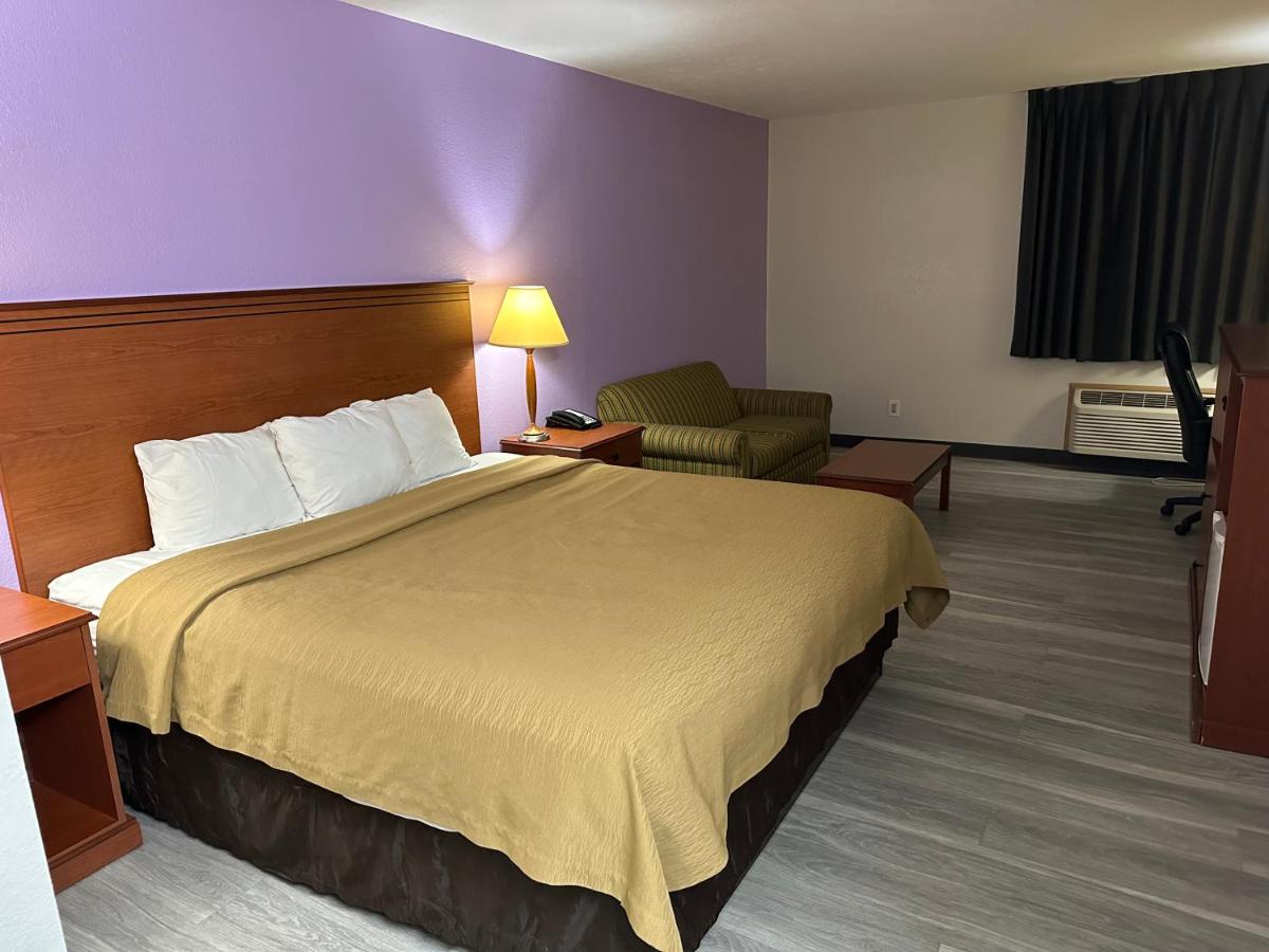 King Room - Pet-Friendly/Smoking at Baymont by Wyndham Omaha SW