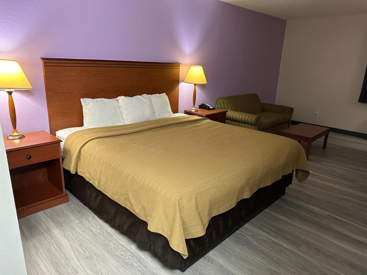 King Room - Pet-Friendly/Smoking at Baymont by Wyndham Omaha SW
