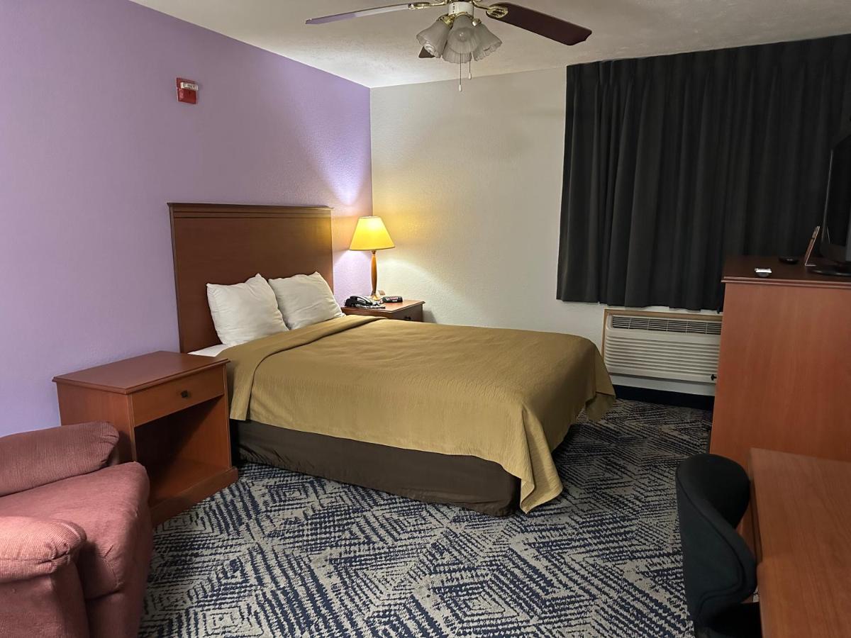 Queen Room with Roll-In Shower - Mobility Accessible/Non-Smoking at Baymont by Wyndham Omaha SW