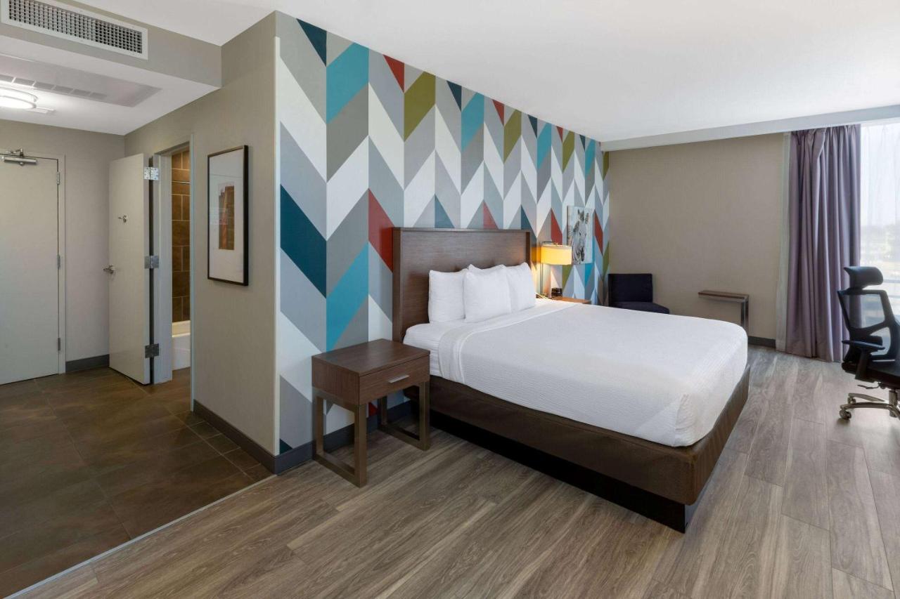 King Studio Suite with Bath Tub - Mobility Access/Non-Smoking at La Quinta Inn & Suites by Wyndham Tulsa Downtown/Route 66