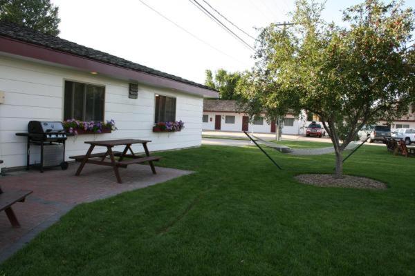  | Covered Wagon Motel Lusk WY