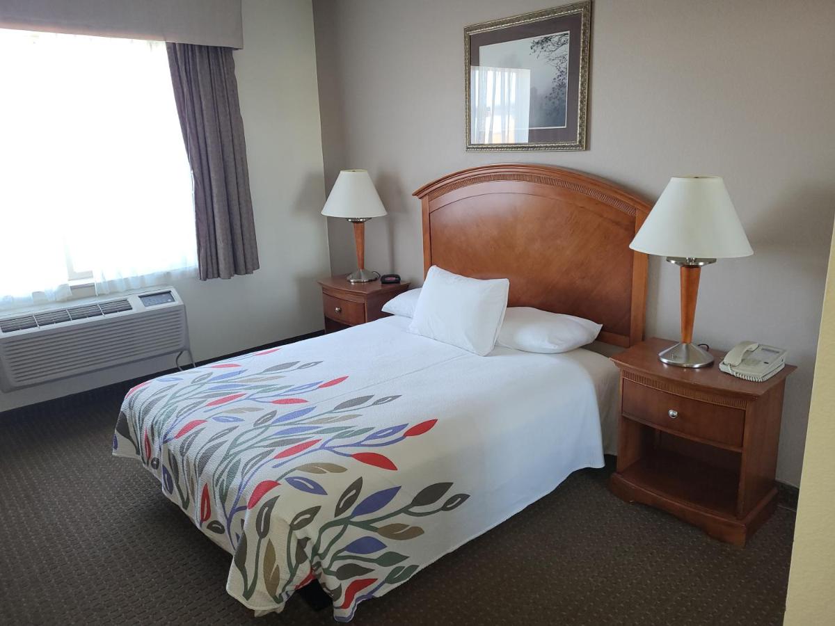 Queen Room - Mobility Access/Non-Smoking at A Riverside Inn Travelodge by Wyndham
