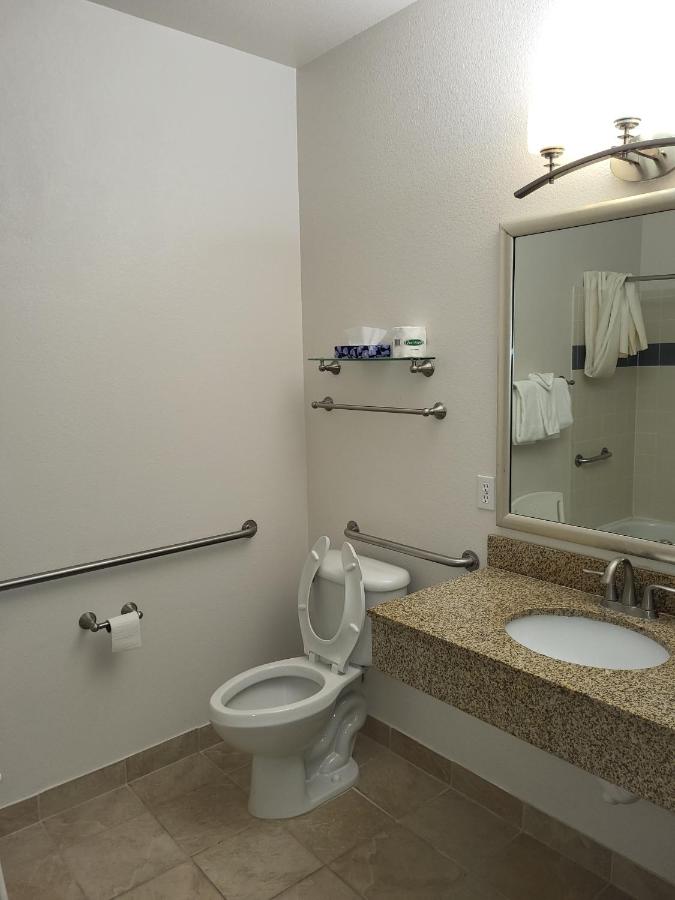 Queen Room - Mobility Access/Non-Smoking at A Riverside Inn Travelodge by Wyndham