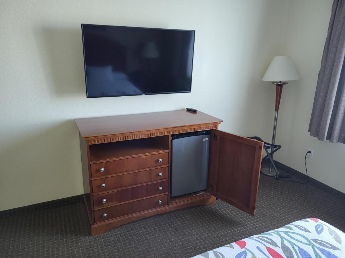 Queen Room - Mobility Access/Non-Smoking at A Riverside Inn Travelodge by Wyndham