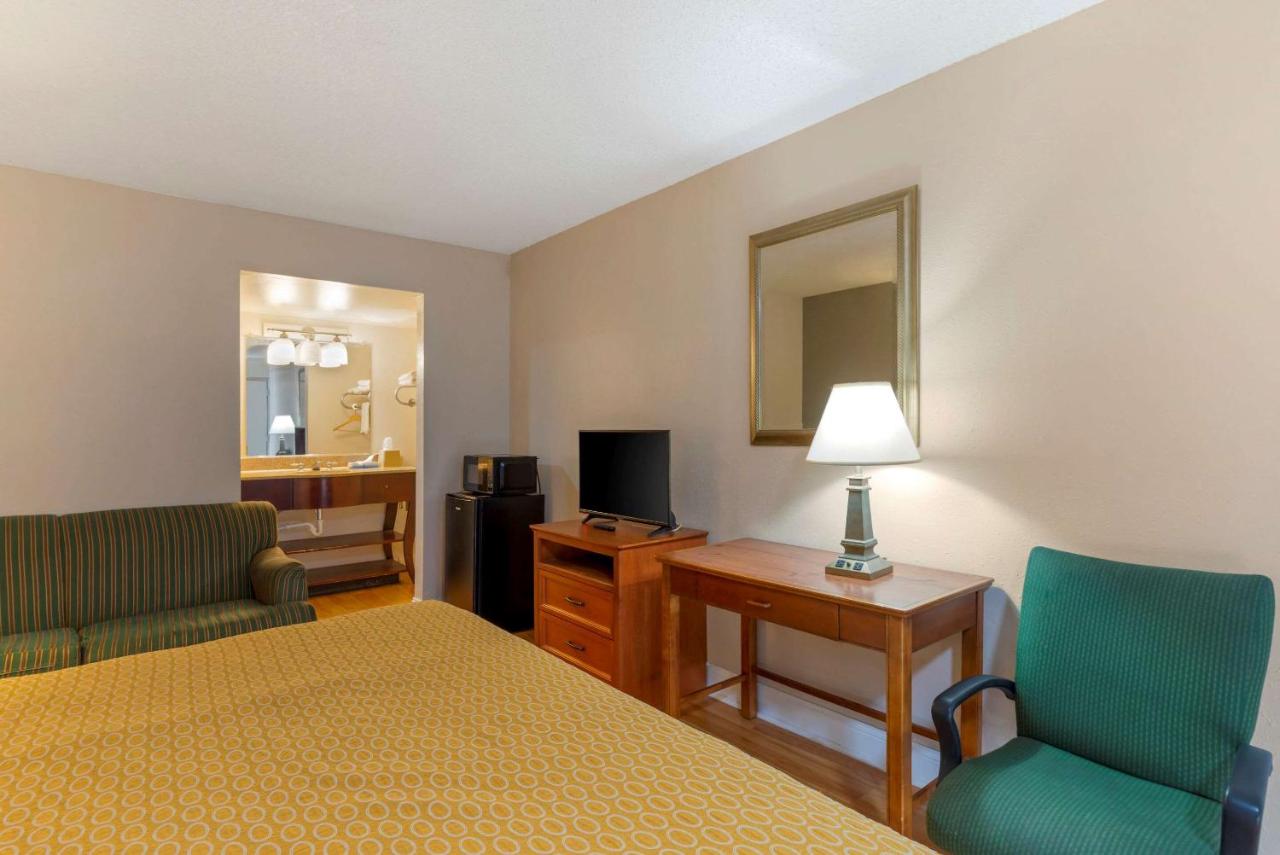 Standard King Room with Sofa Bed - Smoking at Rodeway Inn Colonial Heights I-95
